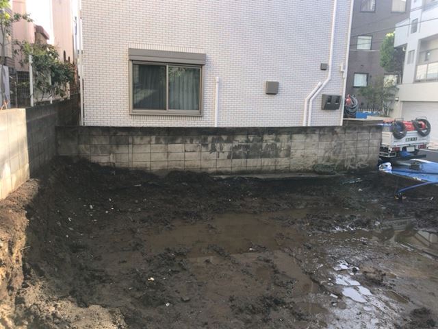 塀撤去・新規積み工事(東京都渋谷区上原)前の様子です。